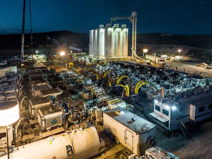 Foto: Deutsche Rohstoff AG: Ölförderfeld bei Nacht