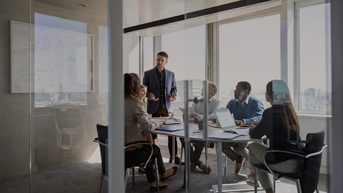 Foto: Deutsche Rohstoff AG: Team bei der Zusammenarbeit im Konferenzraum