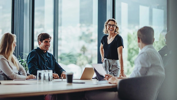 Foto: Deutsche Rohstoff AG: Mitarbeiter im Teammeeting