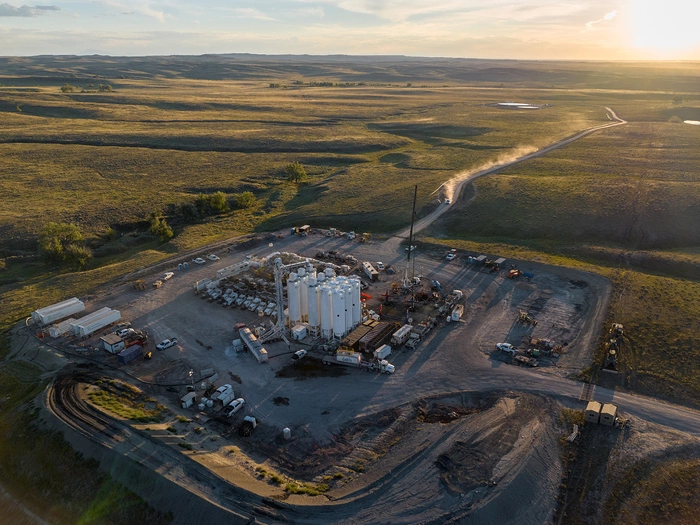 Foto: Deutsche Rohstoff AG: Erdölförderanlage bei Nacht