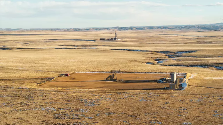 Foto: Deutsche Rohstoff AG: Luftaufnahme eines Erdölfeldes mit Förderanlagen