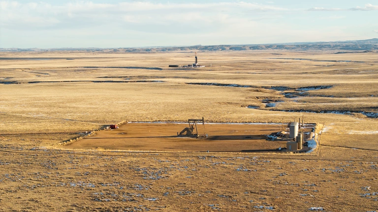 Foto: Deutsche Rohstoff AG: Luftaufnahme eines Erdölfeldes mit Förderanlagen