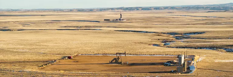 Foto: Deutsche Rohstoff AG: Luftaufnahme eines Erdölfeldes mit Förderanlagen