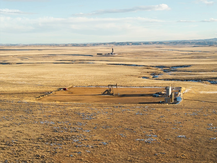 Foto: Deutsche Rohstoff AG: Luftaufnahme eines Erdölfeldes mit Förderanlagen