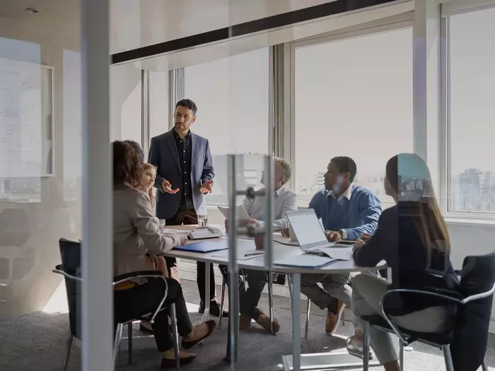 Photo: Deutsche Rohstoff AG: Team working together in the conference room